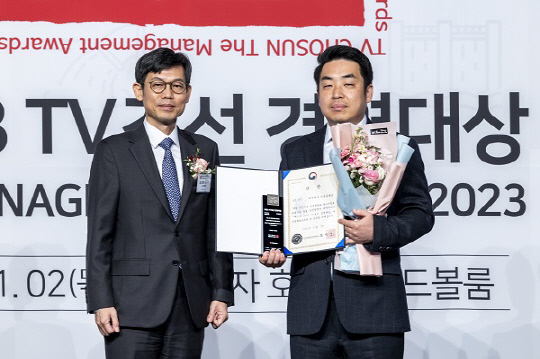 심플플래닛 한동오 COO가 '2023 TV조선경영대상'에서 품질부문 식약처장상을 수상했다.